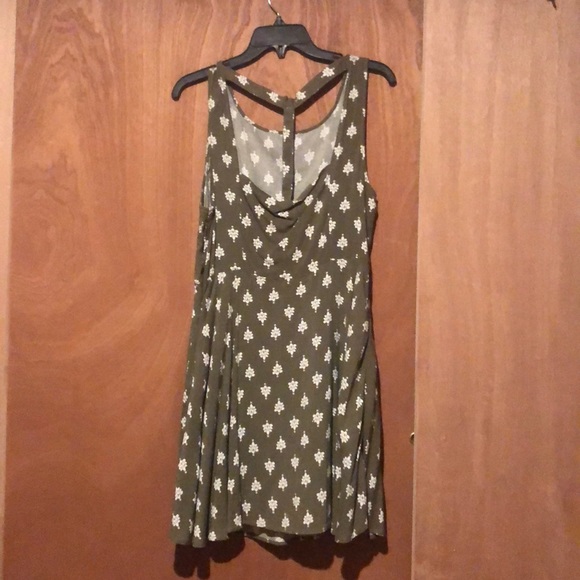 Green Pattern Dress - Picture 2 of 3
